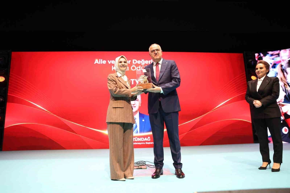 Mehmet Akif Üstündağ, Aile ve Spor Değerlerine Katkı Ödülü’ne layık görüldü
