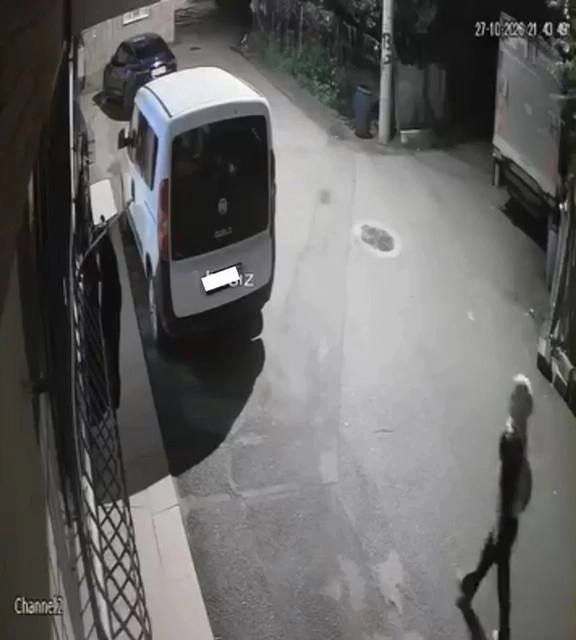 Korkuluğa asılan kıyafetleri beğenip alan kadın kameraya yakalandı