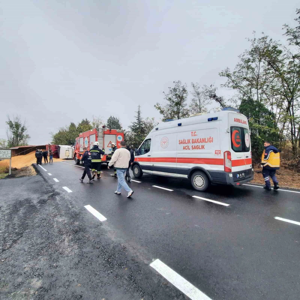 Tekirdağ’da devrilen tır yolu kapattı, tonlarca kepek yola saçıldı

