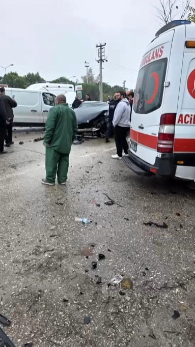 Bursa’da yağmurlu havada 5 araç birbirine girdi: 5 yaralı

