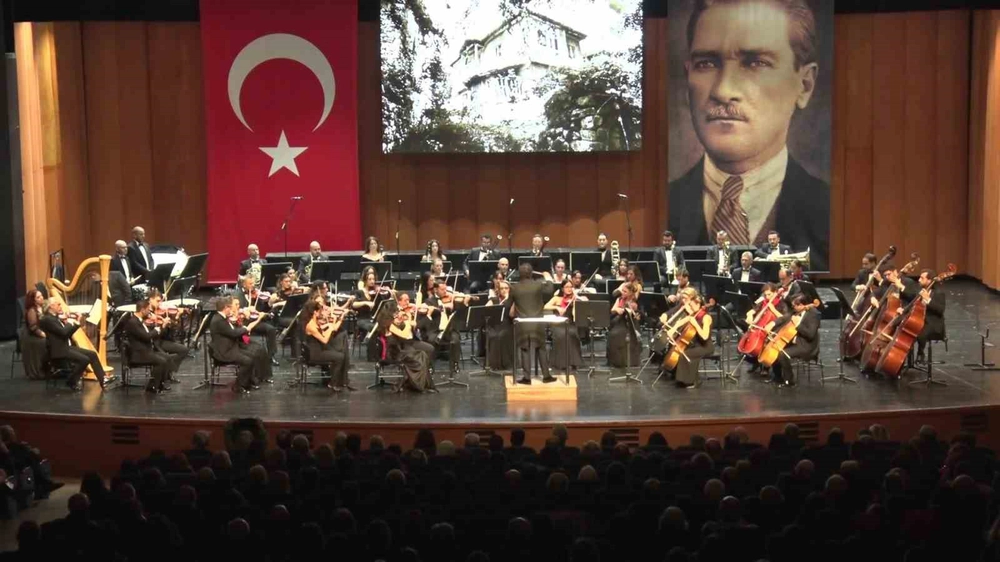 Bursa’da Cumhuriyet coşkusu senfonik ezgilerle yükseldi
