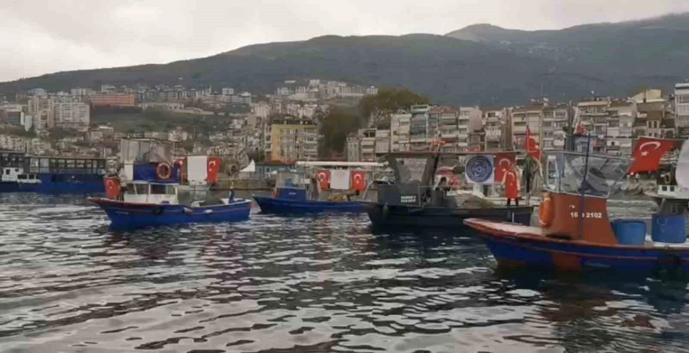 Gemlik’te tekne ve kayıklar Türk bayraklarıyla donatıldı
