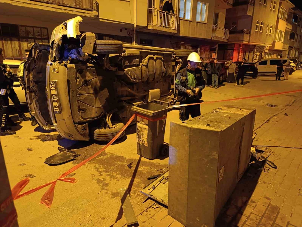 İnegöl'de Elektrik Panosuna Çarpan Minibüs Devrildi ve Sürücü Kaçtı