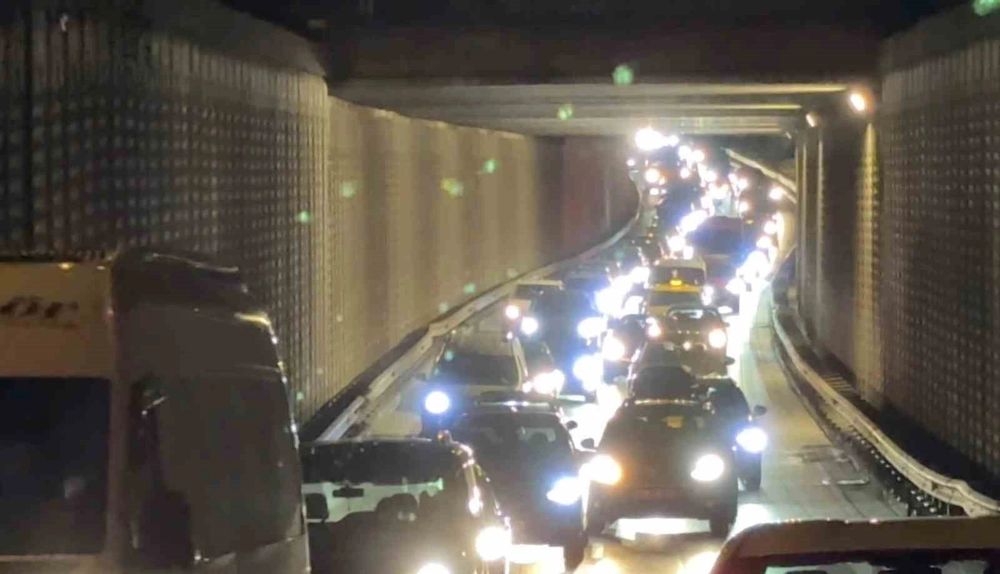 Bursa'da Bariyerlere Çarpan Araçta Can Pazarı