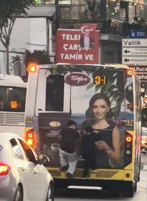 Bursa'da Otobüsün Arkasında Can Pazarı Yaşayan Çocuklar