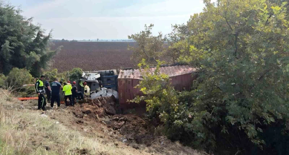 Bursa'da Tır Tarlaya Uçtu: Sürücü Yaralandı