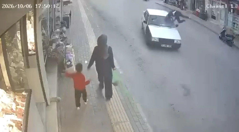 Bursa'da Tofaş Otomobili Yayaya Çarptı ve Güvenlik Kameraları Tarafından Kaydedildi