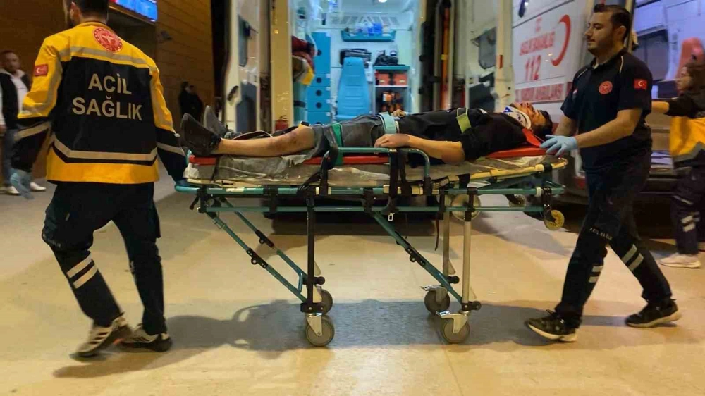 İnegöl'de Motosiklet ve Otomobil Çarpıştı: İki Genç Yaralandı