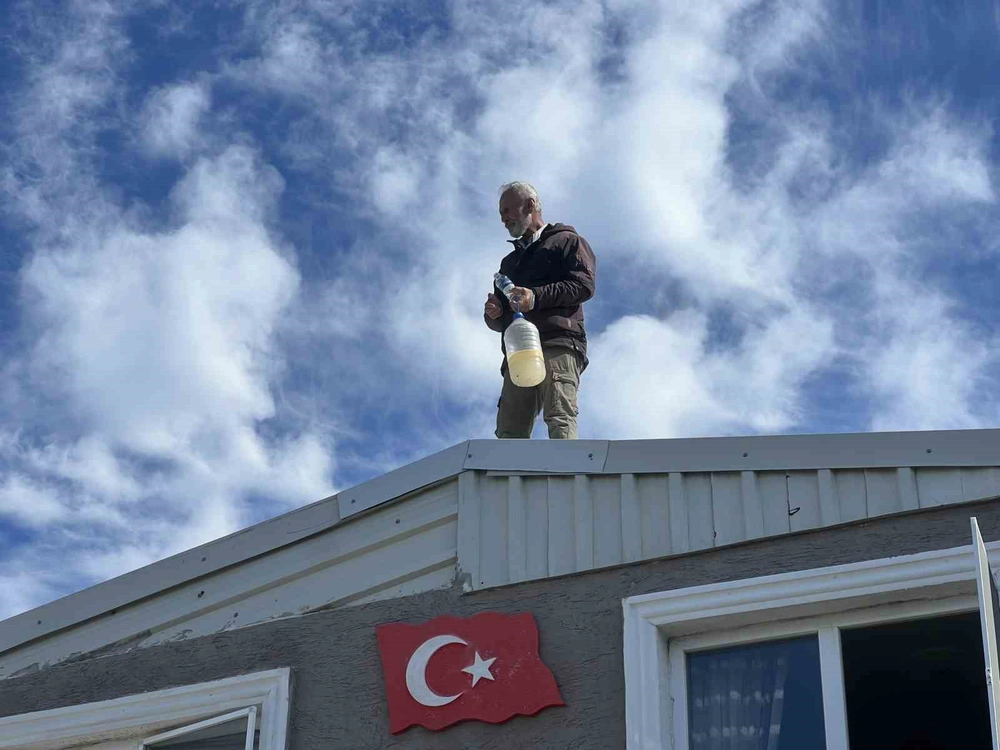 Mudanya'da Yıkım Çalışmaları Esnasında Çatıya Çıkan Ev Sahibi Direndi