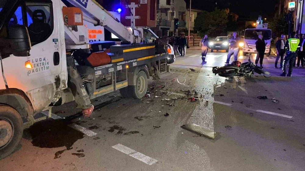 İnegöl'de Motosiklet ve Kamyonet Çarpışması İki Gençin Ölümüne Neden Oldu