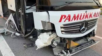Lastiği patlayan yolcu otobüsünde can pazarı: Muavin kopan kapıdan aşağı uçtu
