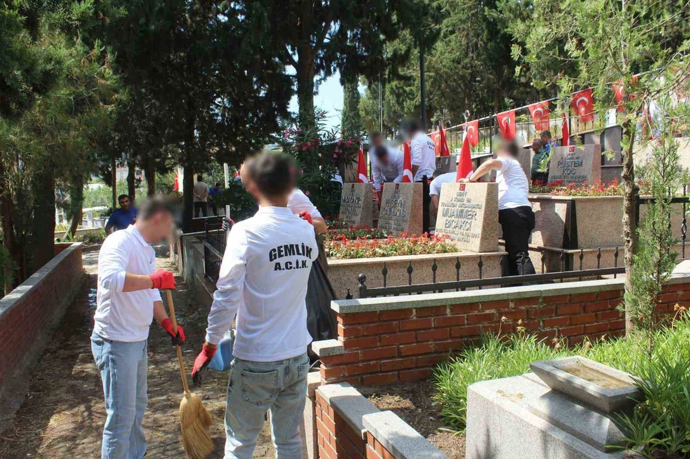 Hükümlü ve cezaevi personelinden şehitliğe anlamlı ziyaret
