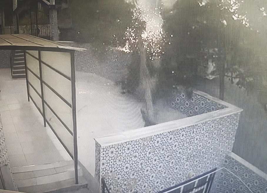 Tekirdağ’da tırın çarptığı elektrik direği cami avlusuna devrildi: O anlar kameraya yansıdı
