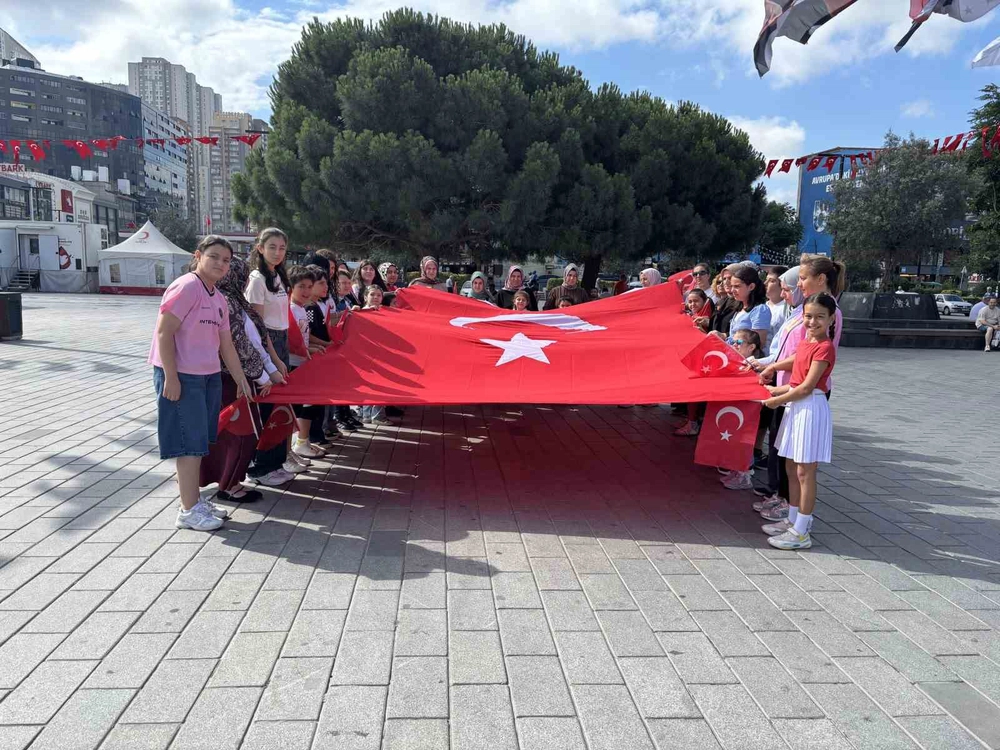 Esenyurtlu ailelerden 15 Temmuz şehitlerine vefa ziyareti
