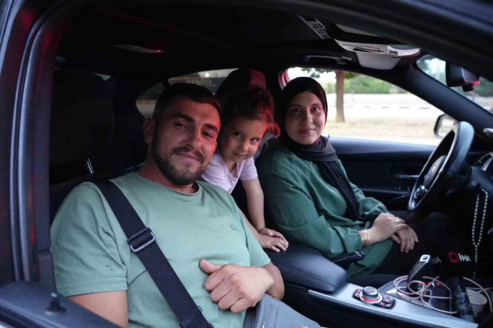 Bayrak ve ezan hasretiyle yola çıkan gurbetçilerin Kapıkule’den yurda girişleri sürüyor
