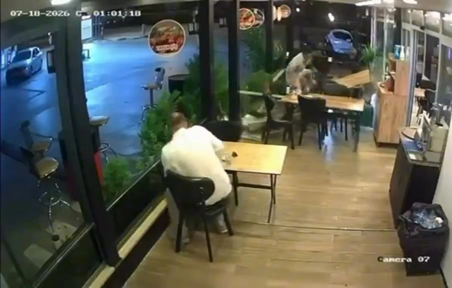 Motosiklet lokantada oturan müşteriye çarptı
