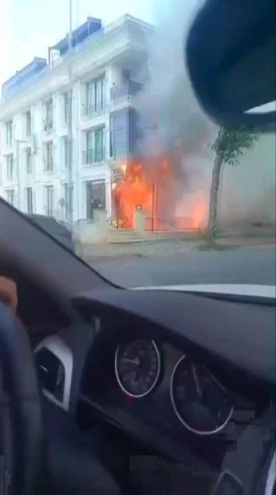 Beylikdüzü’nde iş yeri alevlere teslim oldu
