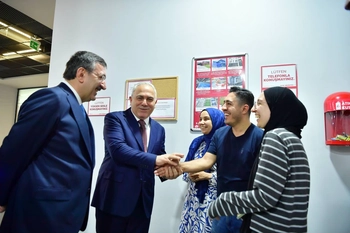 Cumhurbaşkanı Yardımcısı Cevdet Yılmaz, Fatih Merkez Kütüphanesi’ni ziyaret etti
