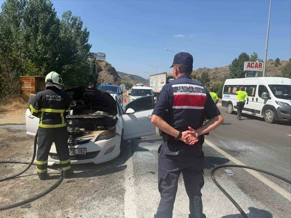 Seyir halindeki otomobil bir anda alev aldı
