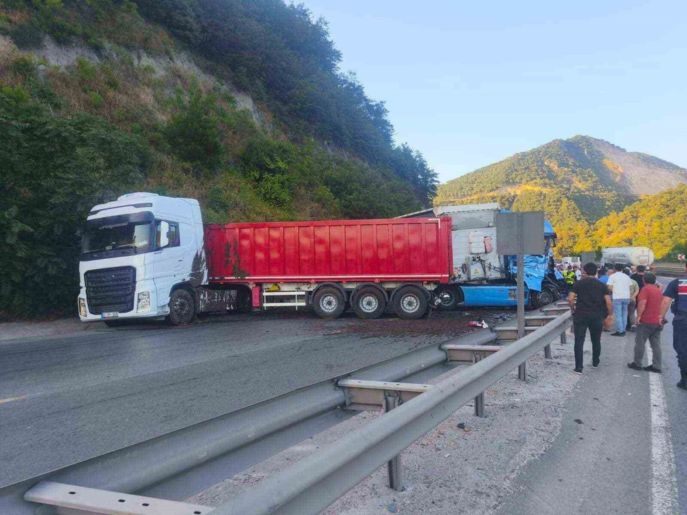 Bilecik’te aynı istikamette seyreden 2 tır çarpıştı, 1 kişi yaralandı
