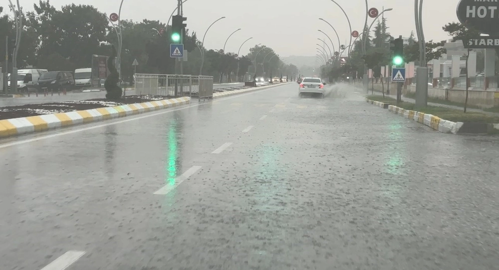 Edirne’de sağanak yağış yolları göle çevirdi
