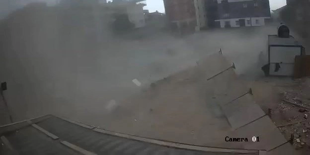 Fırtınada inşaat alanı yerle bir oldu
