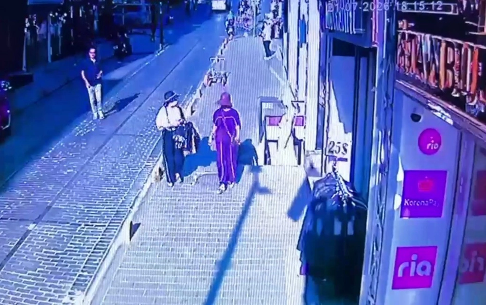 Fatih’te kadın turistlerin cüzdanını çaldılar: Çocuk şüphelilerin suç dosyası kabarık çıktı
