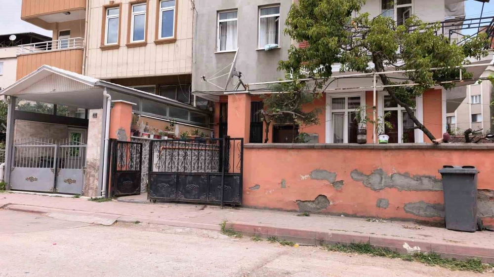 Sürgülü demir kapının altında kalan 3 yaşındaki çocuk ağır yaralandı
