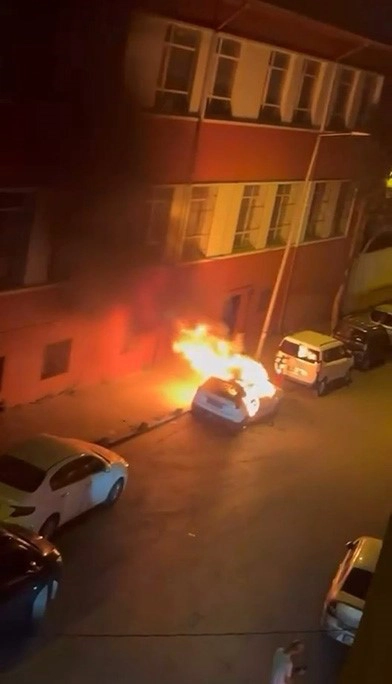 Fatih’te park halindeki otomobili ateşe verdi: Şüphelinin 42 suç kaydı çıktı
