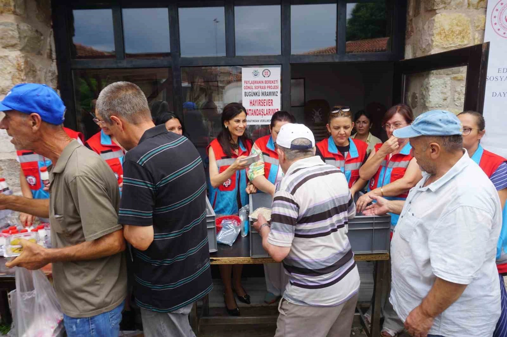 Edirne’de kurulan gönül sofrasında dayanışma örneği
