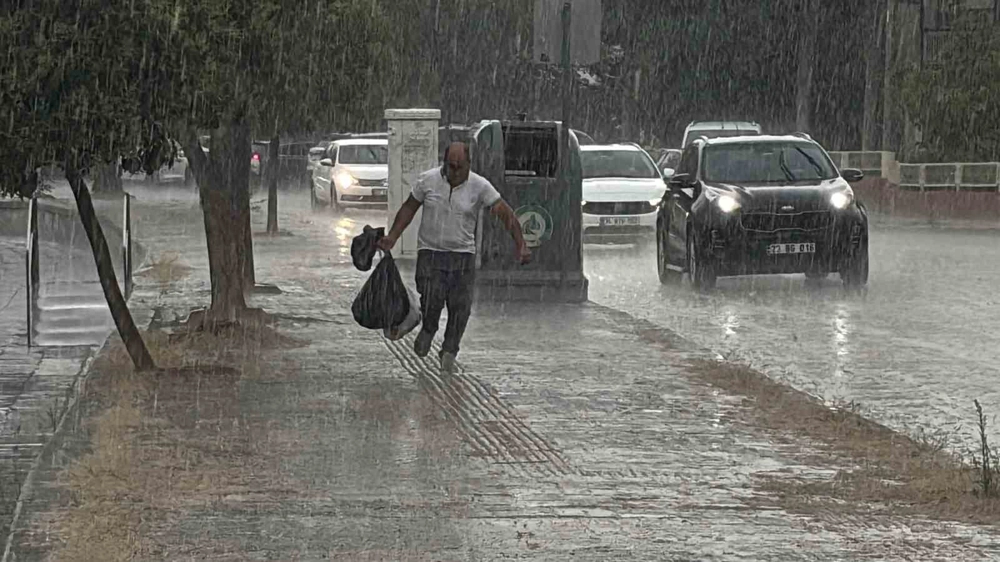 Edirne’de sağanak yağış etkili oldu
