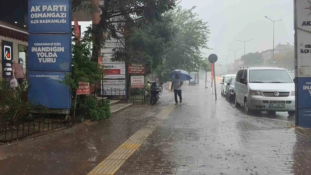 Bursa’da yollar göle döndü, vatandaşlar zor anlar yaşadı
