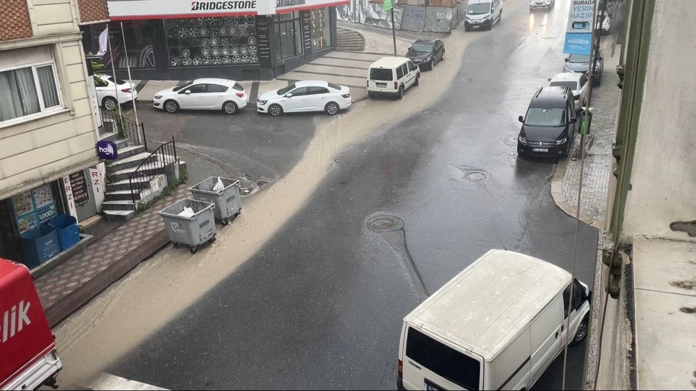 İstanbul’un birçok noktasında sağanak etkili oldu: Yollarda su birikintileri oluştu
