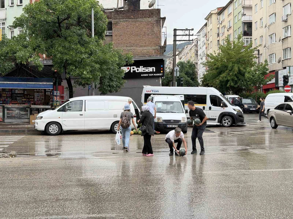 Kamyonetin arka kapağı açılınca karpuzlar yola saçıldı
