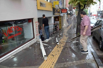 4’üncü kattan aşağı düştü, şans eseri ölen ya da yaralanan olmadı
