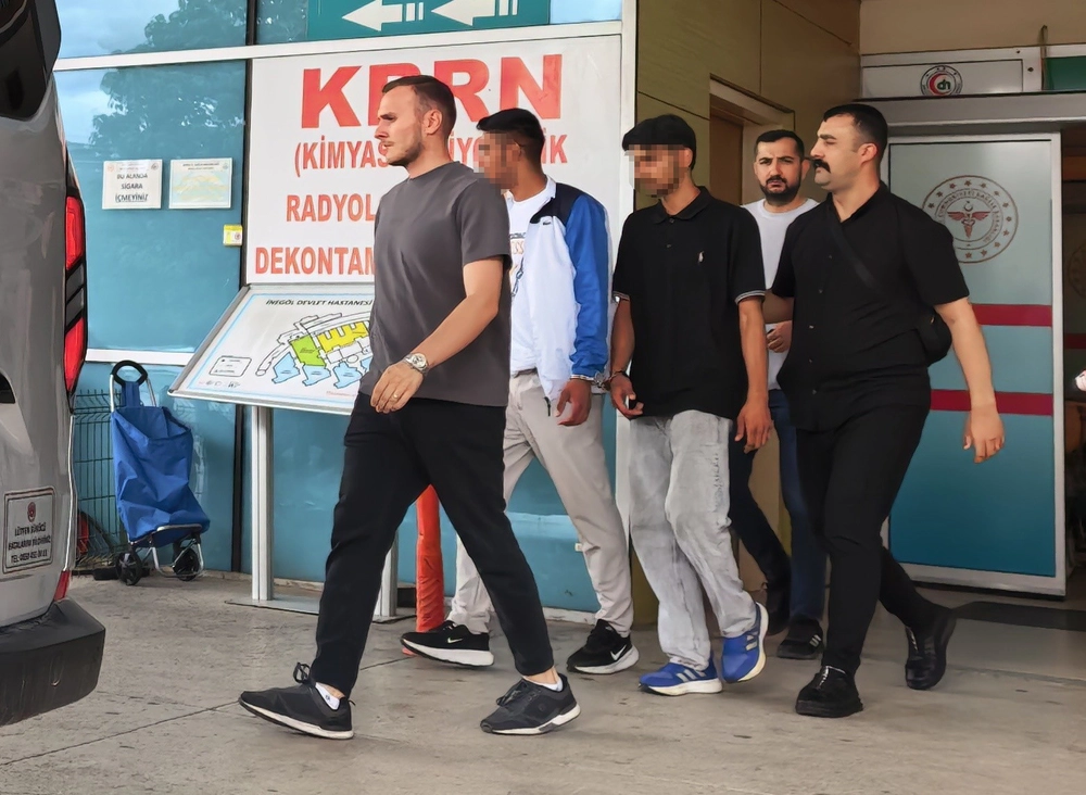 Tekme tokat dövdükleri gencin kolyesini çalıp kaçtılar
