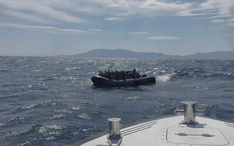 Ayvacık açıklarında 43 kaçak göçmen yakalandı