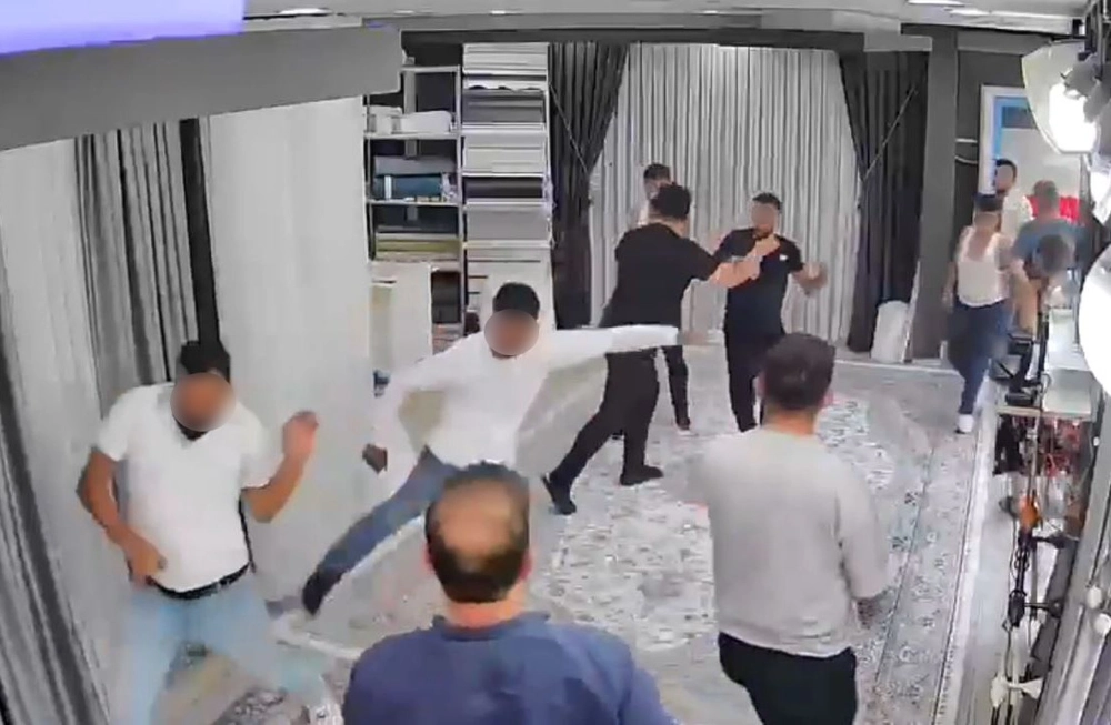 Sopa ve bıçakla kovaladıkları adam perde dükkanına dalınca ortalık karıştı; o anlar kamerada
