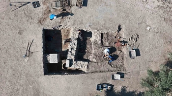 Bin 500 yıllık dibek ve bin 300 yıllık depo küpleri bulundu