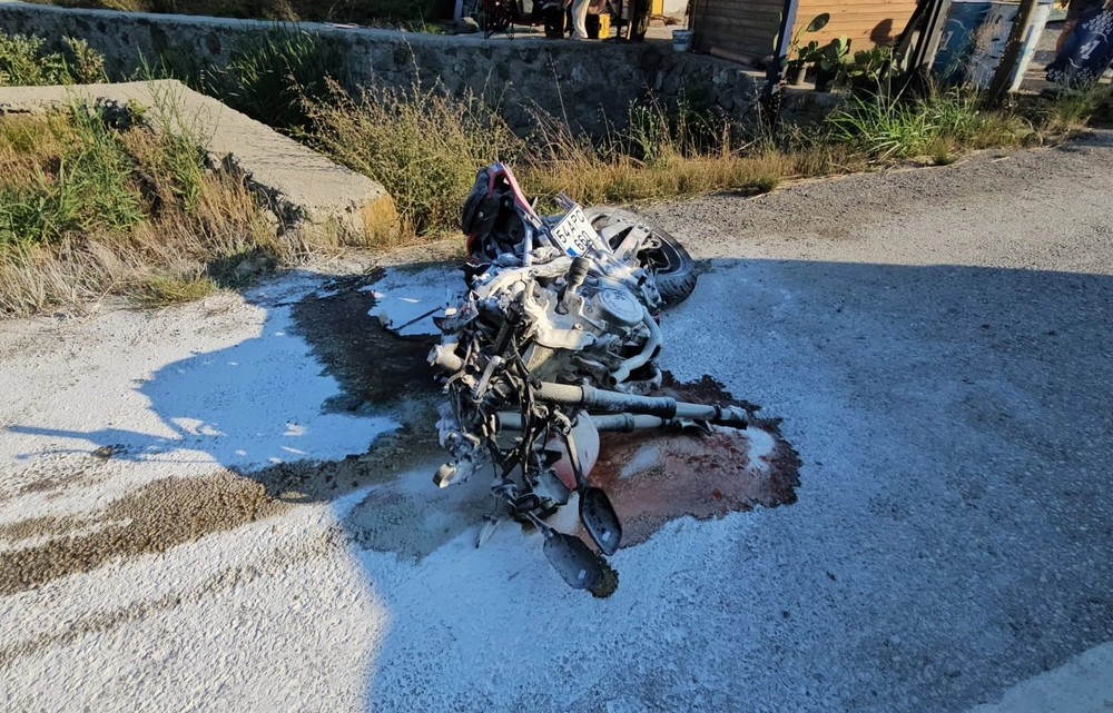 Sapanca'da feci kaza: Motosiklet sürücüsü yola savruldu, 2 yaralı