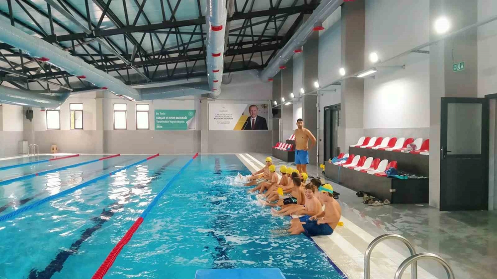Burhaniye’de Kur’an Kursu Öğrencileri Havuzda Eğlendi
