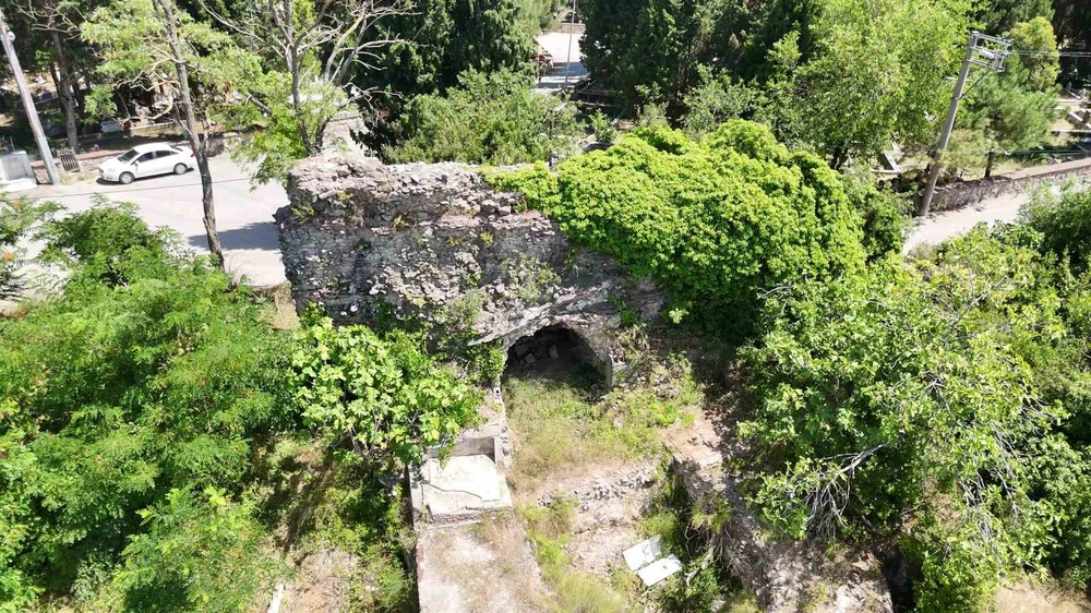 2 bin yıllık sur kalıntıları otlar ve sarmaşıklar altında kayboldu