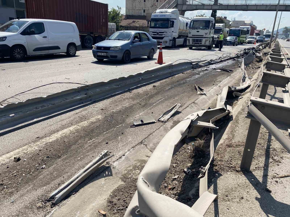 Kocaeli'de Tır Kontrolden Çıktı, Bariyerleri Aştı, 1 Yaralı