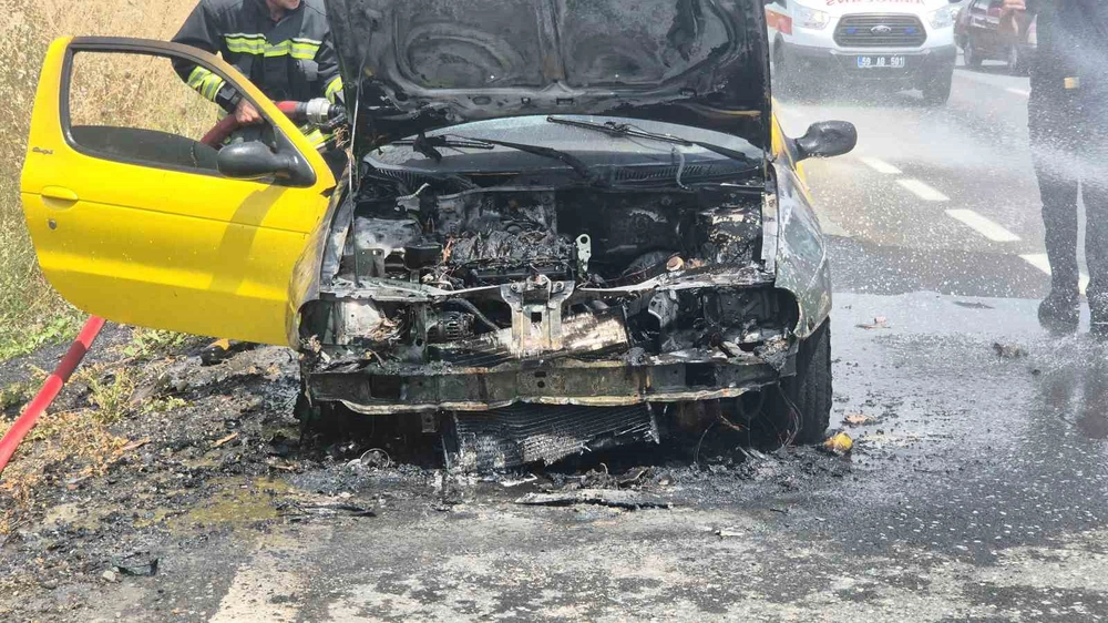 Seyir Halindeki Otomobil Alev Aldı: 5 Kişi Son Anda Kaçtı
