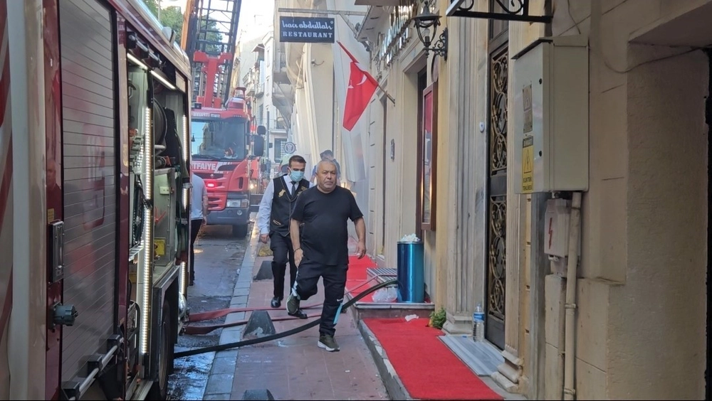 İstiklal Caddesi'ndeki Restoran Yangını Söndürüldü