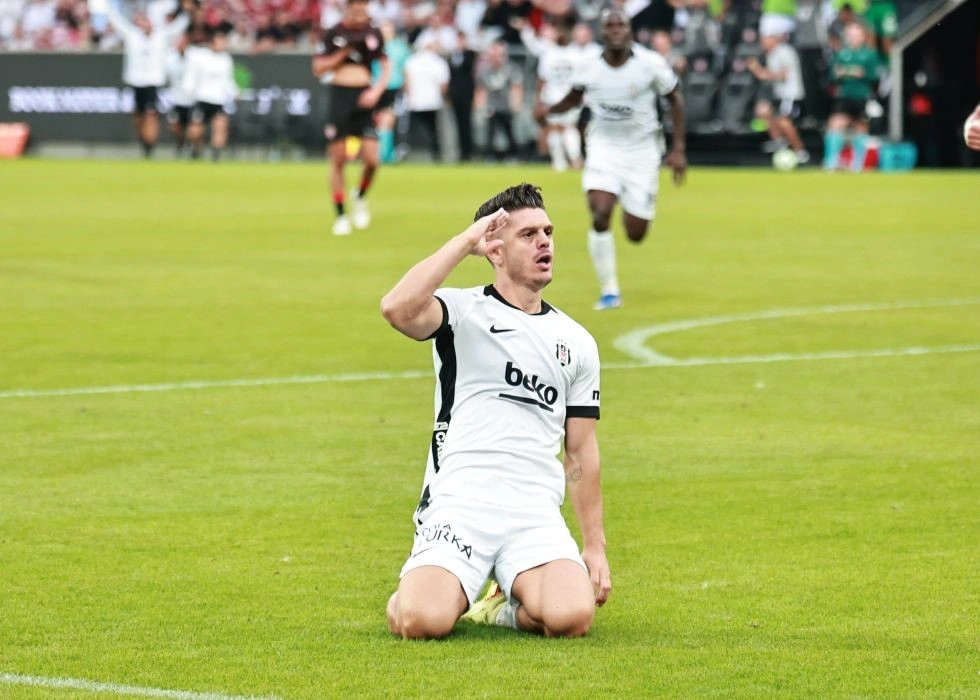 Beşiktaş, Midtjylland'ı 2-0 yenerek tur atladı