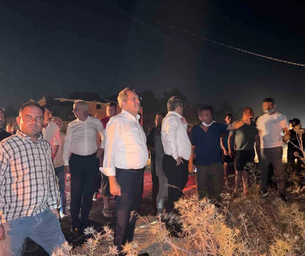 Ayvalık'ta yangınla mücadele ikinci gecede de aralıksız sürüyor