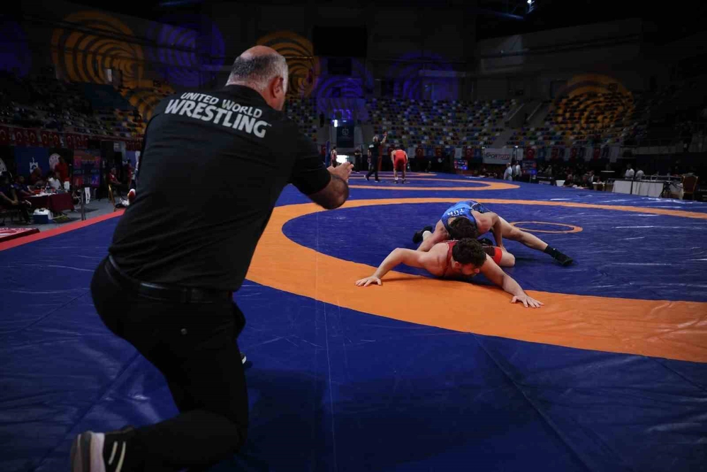 Kocaeli'de Olimpiyat Şampiyonları Anısına Uluslararası Güreş Turnuvası Başladı