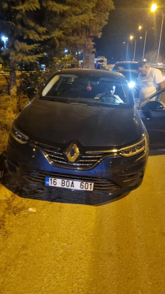 Park Halindeki Araca Çarpan Otomobilde İki Kişi Yaralandı