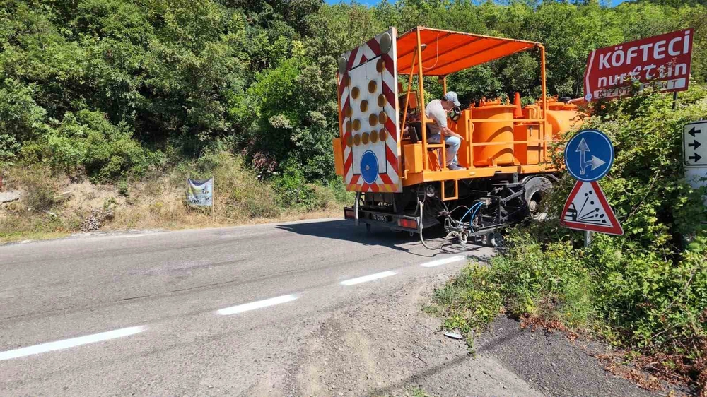 Yalova'da Köy Yollarında Güvenlik İçin Çizgi ve Boyama Çalışmaları Sürüyor
